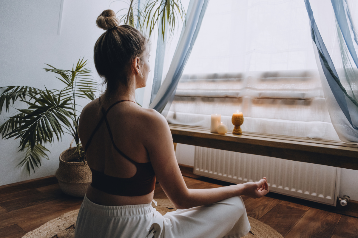 A women meditating after learning about anxierty and hormone replacement therapy.