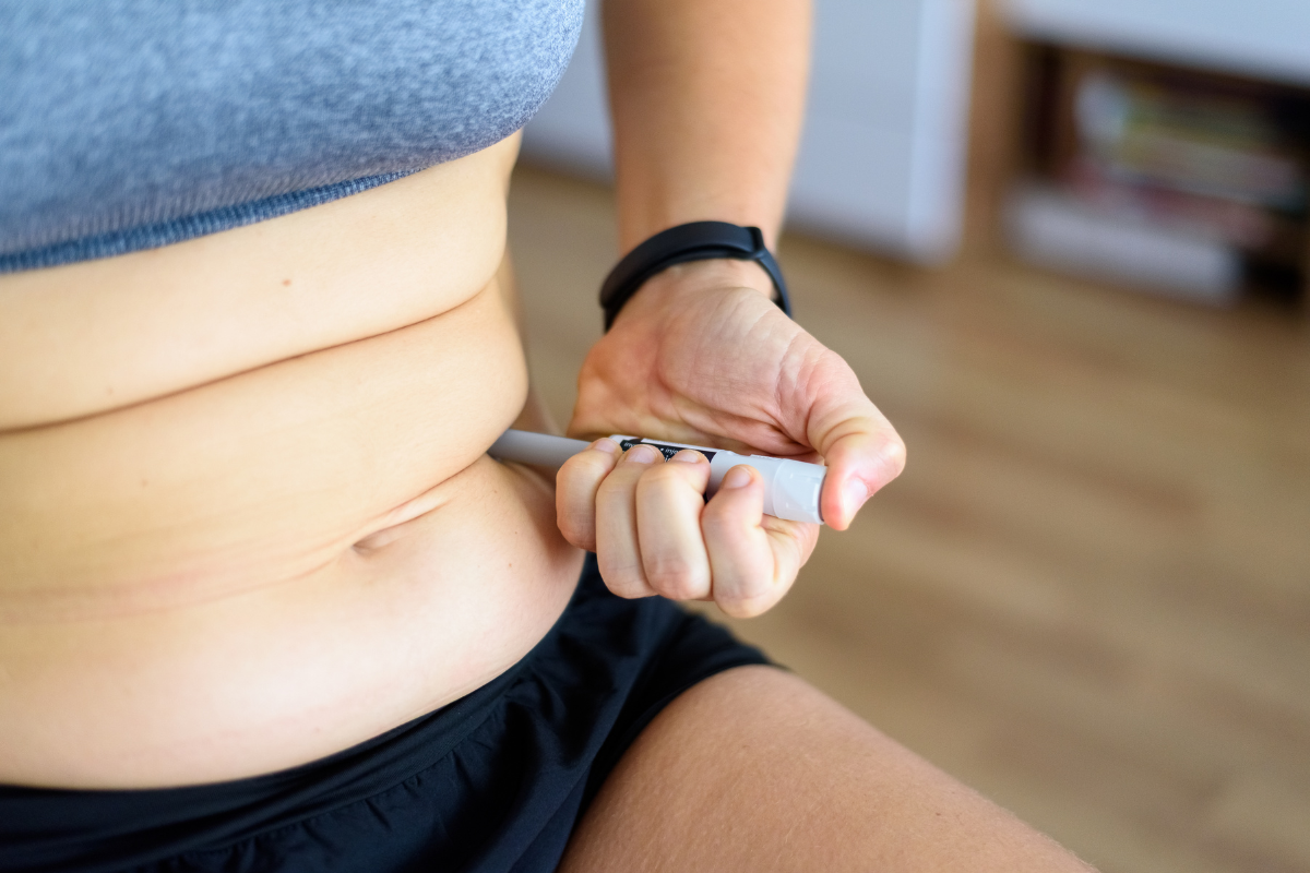 A women using weight loss medication
